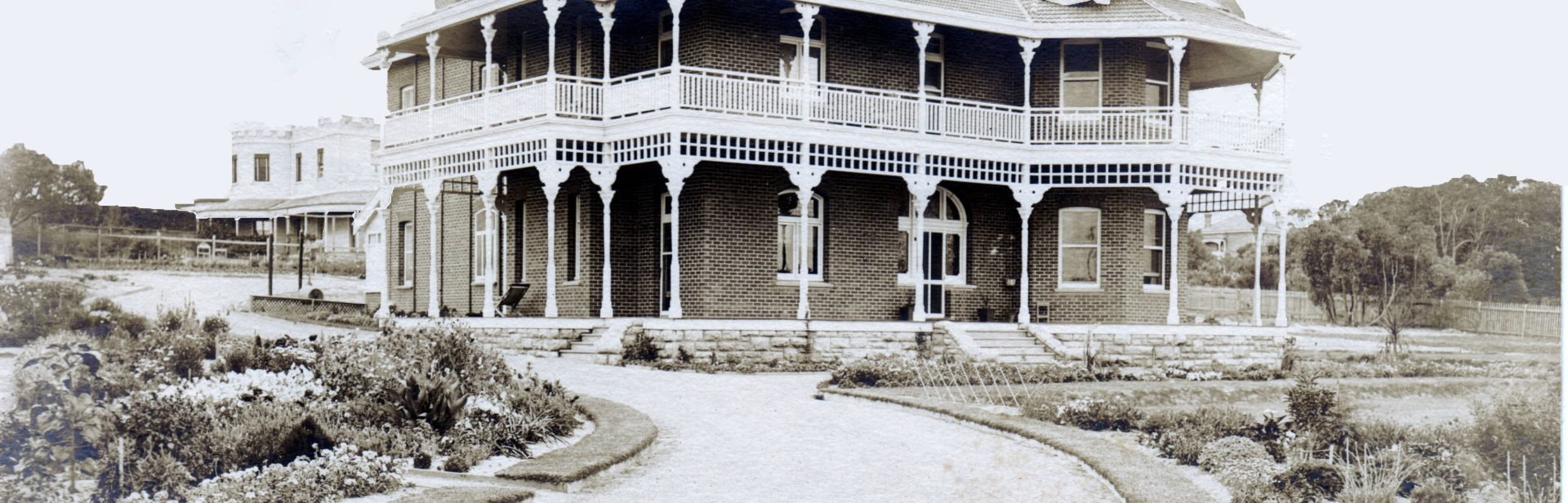Henry and Bessie Rischbeith lived at Unalla for many years.  Bessie received an OBE in 1935 for her charitable work.  This block was one of the first subdivisions in the suburb.