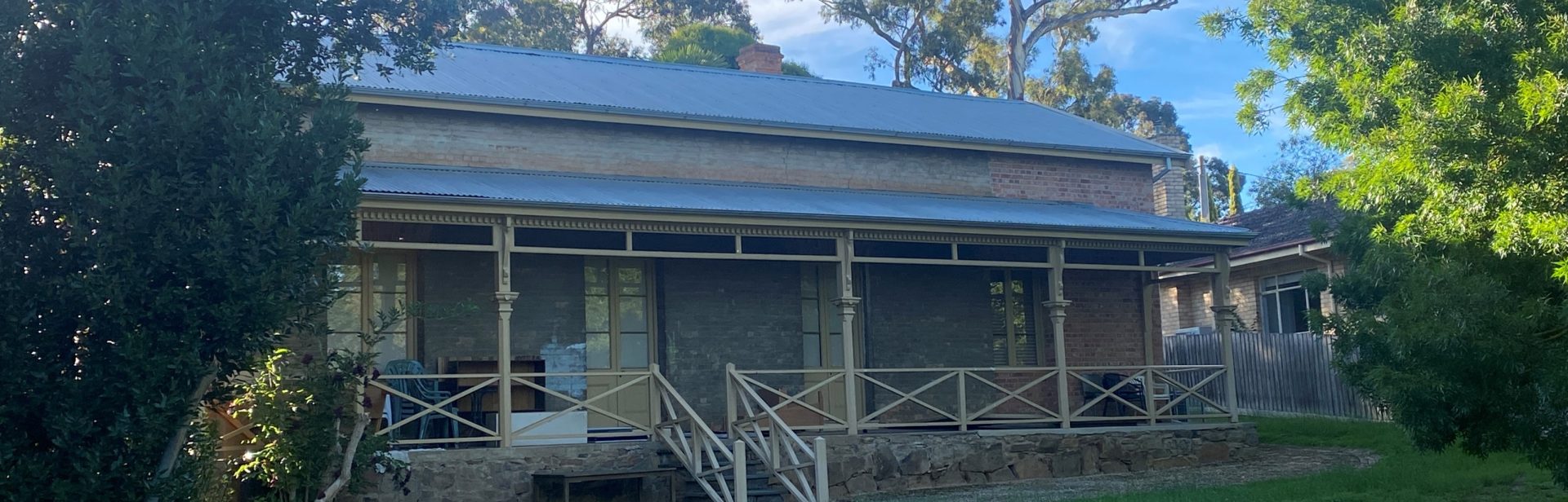 Built in 1852, the Court House housed the first sitting of the Supreme Court on the Victorian Goldfields in December of that year.