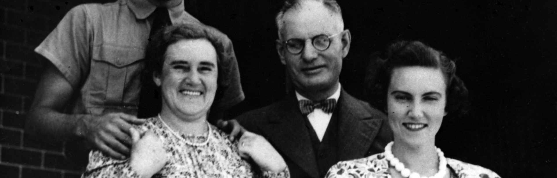 John and Elsie Curtin with their children at their Cottesloe house in 1942. JCPML00376/34