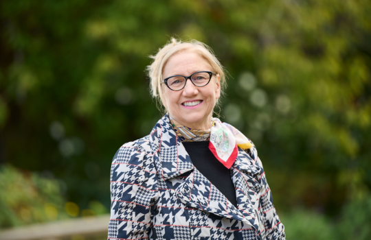 Dr Annette Shiell